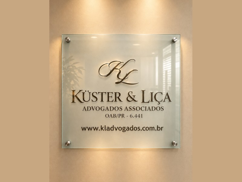Identidade visual Küster & Liça Advogados Associados na recepção